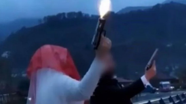 Gelin ve damat havaya ateş açtı