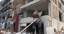 Hatay’da 5 kişi ağır hasarlı mobilya dükkanından eşya tahliyesi yaptı