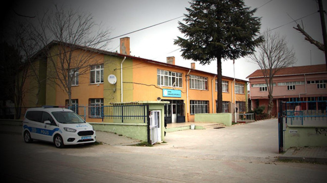Ortaokullu kız öğrenci, 5 arkadaşını bıçakladı