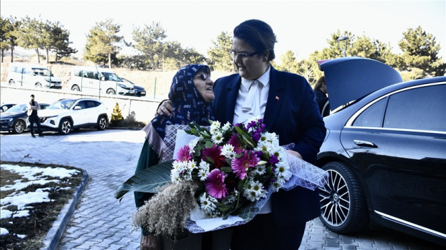 Deprem bölgesinde bakıma ihtiyacı olan engelli ve yaşlılar farklı illerdeki kuruluşlara yerleştiriliyor