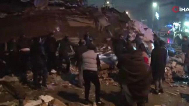 Gaziantep’teki enkazda kurtarmak isterken çatının altında kaldılar