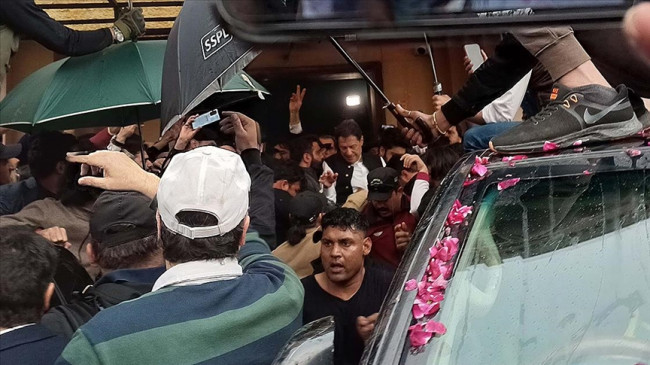 Pakistan’da eski Başbakan Han’a yargılandığı davalarda “geçici kefalet” verildi