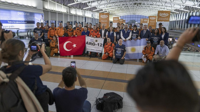Türkiye’deki depremlerde arama kurtarma faaliyetlerine katılan Arjantinliler için tören