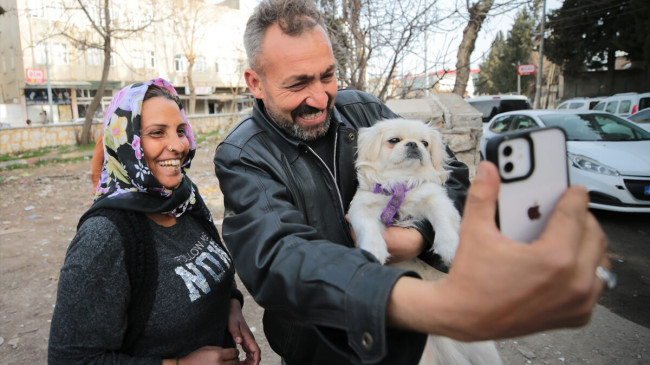 Adıyaman’da enkazdan çıkardığı köpeğin sahibi bulundu