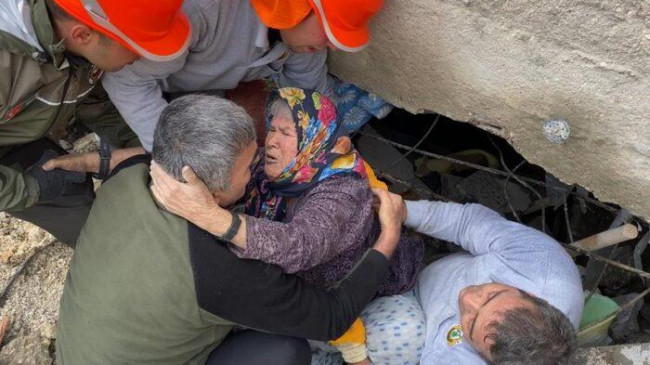 Ümmühan nine depremin simgesi olmuştu! Kendisini kurtaran ekiple buluşması ağlattı