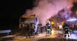 Deprem bölgesine gidiyordu! İş makinası yüklü tır alevlere teslim oldu