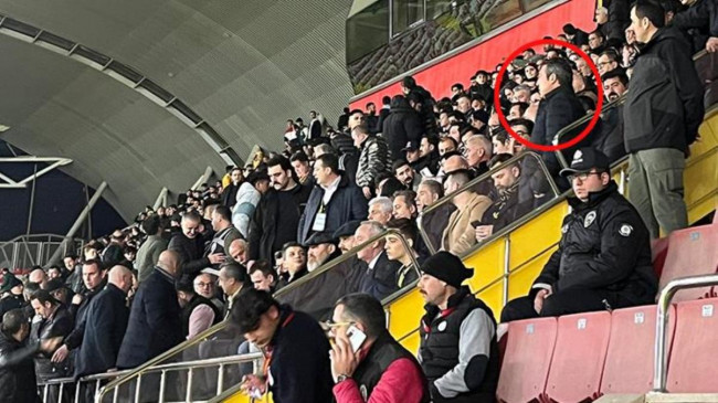 Ali Koç’tan Kayseri stadında protesto! Rakip taraftarların arasına girdi