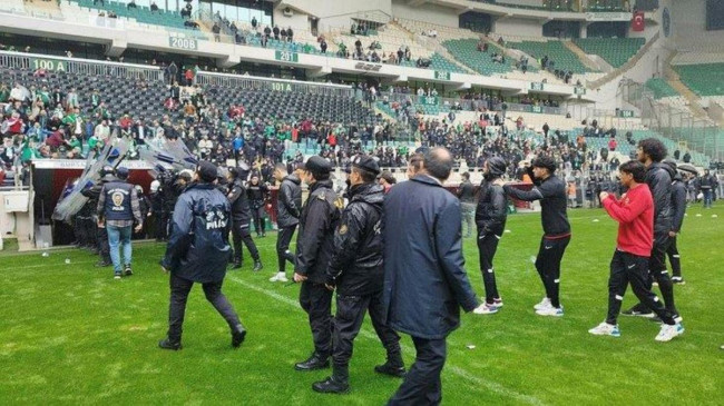 AK Parti’den ilk açıklama! Bursa-Amed maçındaki olaylara siyaset dünyası tepki gösterdi