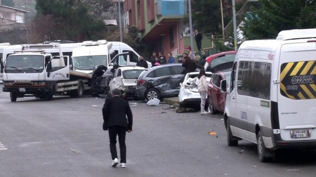 Kartal’da freni boşalan kamyon 14 aracı biçti!