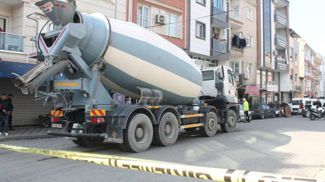 Manisa’da facia kaza.. Beton mikserinin çarptığı anne kızını iterek kurtardı