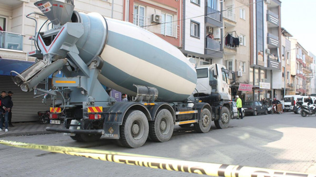 Manisa’da facia kaza.. Beton mikserinin çarptığı anne kızını iterek kurtardı