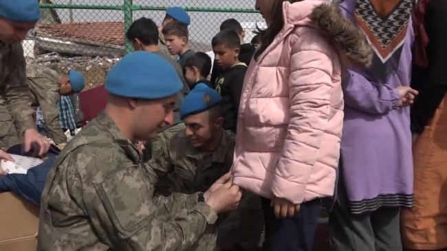Adıyaman’da depremzedelerin yaralarını komandolar sarıyor