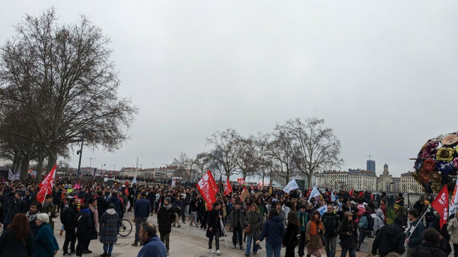 Fransa’da emeklilik reformuna karşı işçiler greve gitti