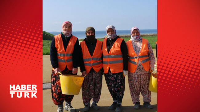 Köylü kadınlar, tarihi kalenin restorasyonunda çalışıyor