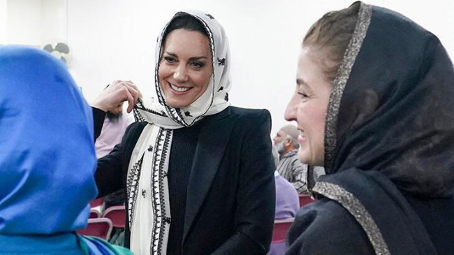 Prenses depremzedelere yardıma başörtüsüyle gitti! Siyah kıyafetin detayları