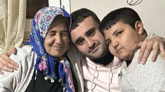 CZN Burak’tan depremde enkaz altında kalarak hayatını kaybeden Taha Duymaz’ın annesine ziyaret!