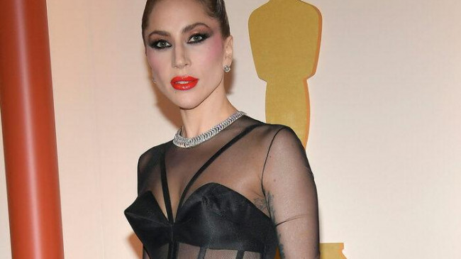 Lady Gaga herkesi çok şaşırttı! Transparan elbise ve makyaj çıktı sahnede şov yaptı