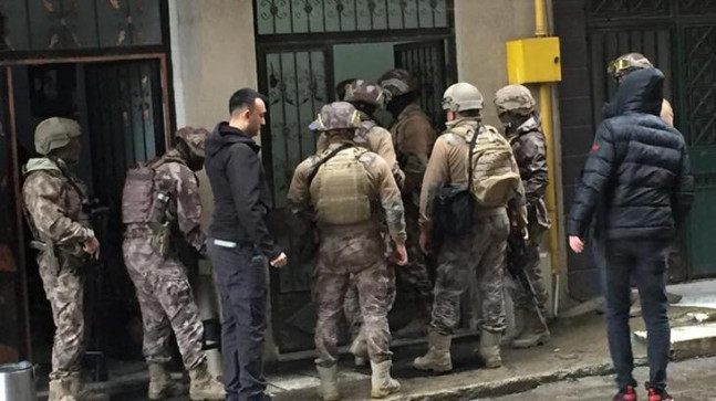 2 kişiyi vurup kendisini çatıya kilitledi, 14 saat sonra ikna edilip teslim oldu