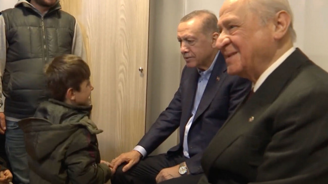 Cumhurbaşkanı Erdoğan’ın depremzede çocukla sohbeti yürekleri ısıttı