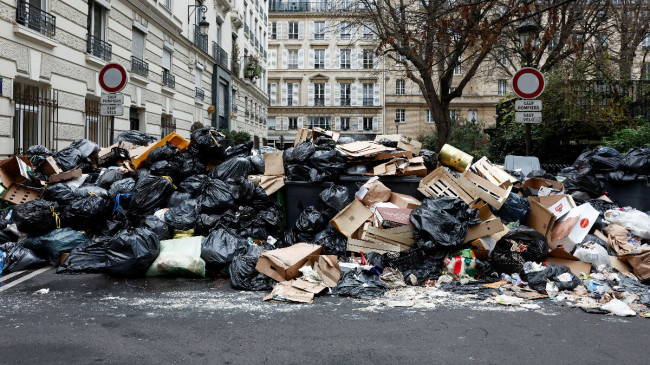 Paris’te çöp krizi: Grevdeki temizlik işçilerinin zorla çalıştırılması istendi