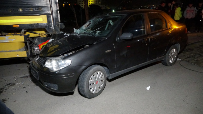 Kocaeli’de TIR’a arkadan çarpan araçtaki biri çocuk iki kişi yaralandı