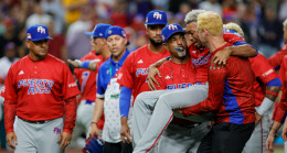 Beyzbolcu Edwin Diaz, galibiyete sevinirken sakatlandı