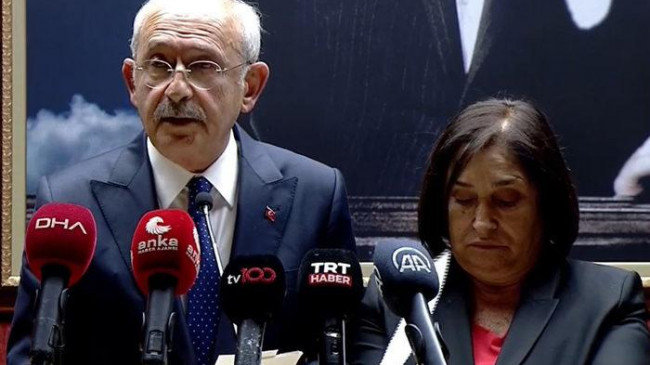 Kıbrıslı voleybolcuların ailelerine taziye ziyaretinde bulunmuştu… Kılıçdaroğlu KKTC’den döndü: ‘Yatağımın yanına koyacağım’ diyerek gösterdi