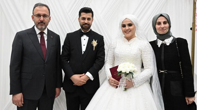 Bakan Kasapoğlu depremzede çiftin nikah şahidi oldu