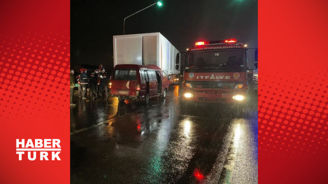 Sakarya’da minibüs konteyner yüklü TIR’a çarptı: 1 ölü, 2 yaralı