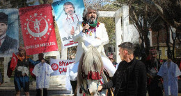 Efelerle meydana çıktı, beyaz at üstünde seçmenden oy istedi! Siyasetin renkli ismi adaylığını böyle duyurdu: 2007’de provasını yaptık
