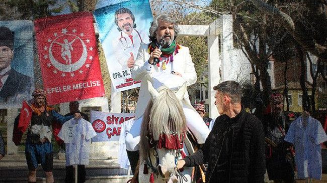 Efelerle meydana çıktı, beyaz at üstünde seçmenden oy istedi! Siyasetin renkli ismi adaylığını böyle duyurdu: 2007’de provasını yaptık