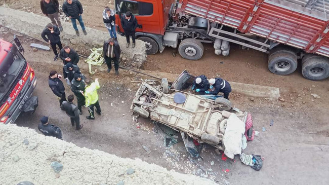 Trabzon’da feci kaza: Duvarı aşan otomobil yola düştü: Sürücü yaşamını yitirdi