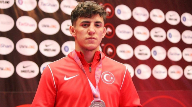 Milli güreşçi Tolga Özbek’ten gümüş madalya