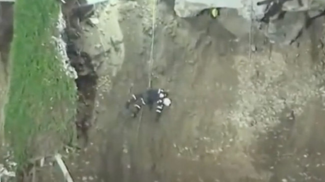 Peru’da heyelan! Polis memurunun üzerine derin dondurucu düştü