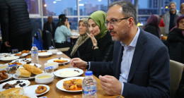 Mehmet Muharrem Kasapoğlu ilk iftarını öğrenci yurdundaki depremzedelerle yaptı