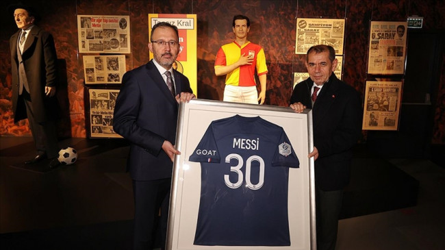 Bakan Kasapoğlu, Messi’nin imzalı formasını depremzedeler için Galatasaray Kulübü’ne bağışladı