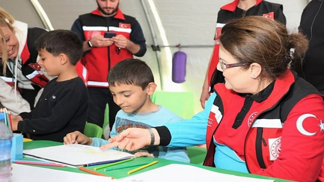 Bakan Yanık çadırda çocuklarla oyun oynadı – Güncel