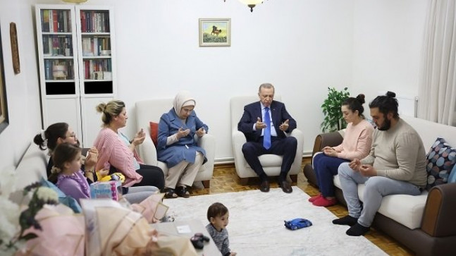 Başkan Recep Tayyip Erdoğan Ankara’da depremzede aileyi ziyaret etti