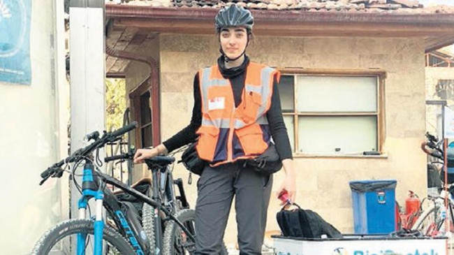 Berfin bisikletiyle yardım dağıtıyor – En Son Haberler
