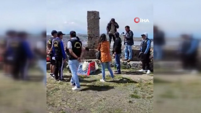 Eski kuryenin çantasından çıkan dehşete düşürdü! Kız arkadaşı olarak görüp aynı odada kalmış! Yüzlerce yıllık…