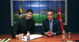 Fenerbahçe’de milli kaleci Altay Bayındır için imza töreni düzenlendi