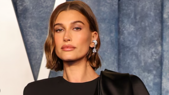 Hailey Bieber süper minisiyle nefes kesti! İç çamaşırsız pozuna beğeni yağdı