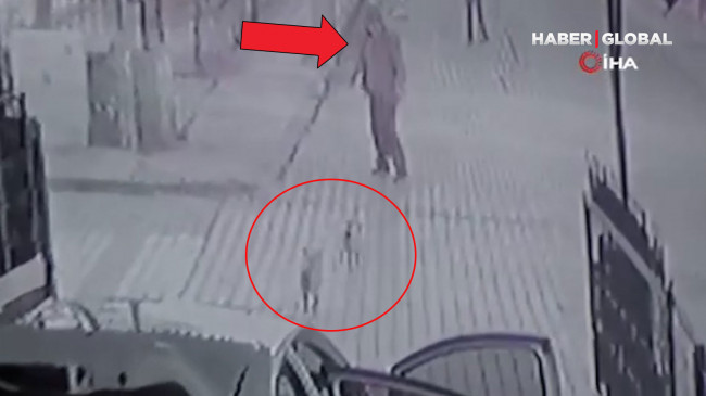 İki minik köpeğin kovaladığı adam böyle kaçtı