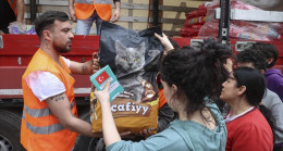 Kaybettiği can dostunun anısına deprem bölgesinde mama dağıtıyor