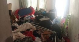 Mersin’de 10 katlı apartmandaki daireden 3 kamyon çöp çıktı