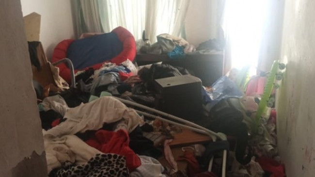 Mersin’de 10 katlı apartmandaki daireden 3 kamyon çöp çıktı