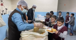 Muradiye’de 4 bin 500 öğrenciye günce 3 çeşit sıcak yemek desteği yüzleri güldürdü