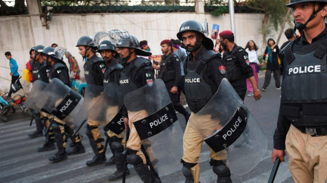 Pakistan’da kadın göstericileri coplayan üç polis açığa alındı