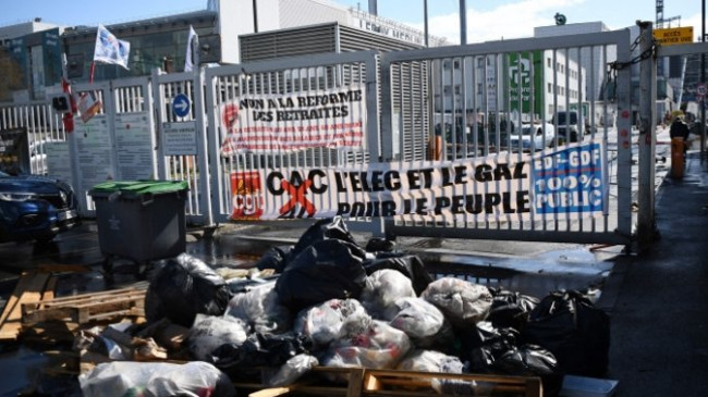Paris Belediyesi temizlik işçilerini destekledi! Çöp yığınlarına rağmen 20 Mart’a kadar sürecek