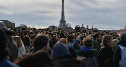 Paris’te emeklilik reformu karşıtlarının gösterisinde 120 kişi gözaltına alındı